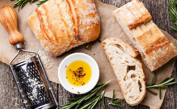 初榨橄欖油最健康的油脂，12個「橄欖油」好處！挑對橄欖油類型，還能對抗發炎還能控制體重。
